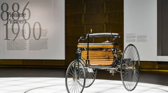 Zero litości, nawet w urodziny. Zobacz, jak niemieccy rywale zareagowali na 140-lecie Mercedesa