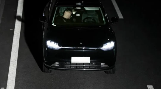 Zostawił kierownicę i poszedł spać na fotelu pasażera. Pijany kierowca myślał, że oszukał przeznaczenie i technologię