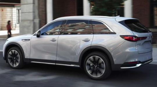 Udaje Mazdę CX-90, ale to zupełnie inny SUV. Prototyp przyłapano przy Nürburgringu