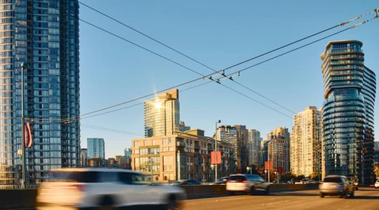 Król jest jeden. Samochód zmiażdżył transport publiczny w unijnym raporcie