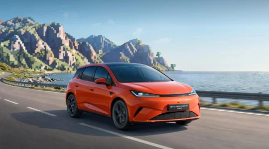 BYD przecenił hybrydę plug-in o 30 900 zł. Teraz kosztuje mniej niż 90 tys. zł